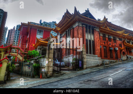 Un temple bouddhiste rouge à Hong Gong, très orient. Banque D'Images