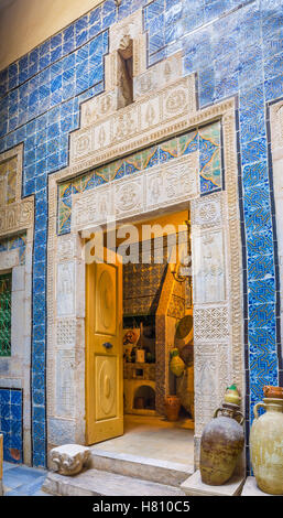 L'entrée de la cuisine couverte de l'encadrement de porte en pierre sculptée et colorée des carreaux émaillés, Dar Essid mansion, Sousse Banque D'Images