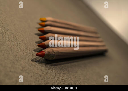 Ligne de crayons de couleur en bois triés avec dégradé du jaune au rouge Banque D'Images