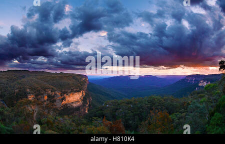 L'Australie, Nouvelle Galles du Sud, les Montagnes Bleues. Au coucher du soleil Banque D'Images