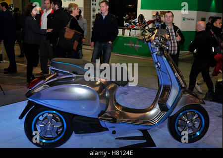 Milan, Italie. 05Th Nov, 2016. Nouveau modèle de Piaggio Vespa électrique lors de la 74e International Salon EICMA Moto Crédit : Gaetano Piazzolla/Pacific Press/Alamy Live News Banque D'Images