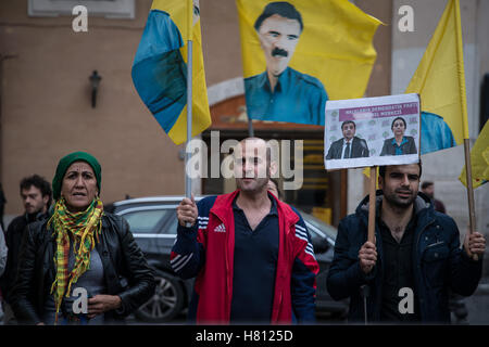 Rome, Italie. 05Th Nov, 2016. Manifestation devant le Parlement en place Montecitorio organisé par le Kurdistan italien réseau et le centre socio-culturel l'Ararat kurde dans le cadre de l'audition du Président de la commission des affaires étrangères du parlement du parlement italien. Credit : Andrea Ronchini/Pacific Press/Alamy Live News Banque D'Images