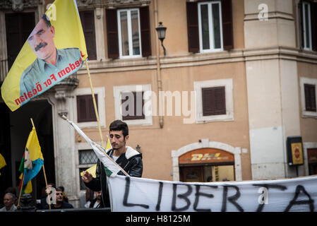 Rome, Italie. 05Th Nov, 2016. Manifestation devant le Parlement en place Montecitorio organisé par le Kurdistan italien réseau et le centre socio-culturel l'Ararat kurde dans le cadre de l'audition du Président de la commission des affaires étrangères du parlement du parlement italien. Credit : Andrea Ronchini/Pacific Press/Alamy Live News Banque D'Images