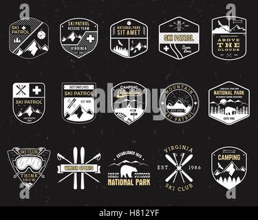 Timbres pour l'extérieur du camp. Tourisme différents style hippie patch et insignes. Emblème de l'expédition. Patrouille de ski d'hiver ou d'image. La planche de sauvetage en montagne de premiers secours insigne logo pour web, print Illustration de Vecteur