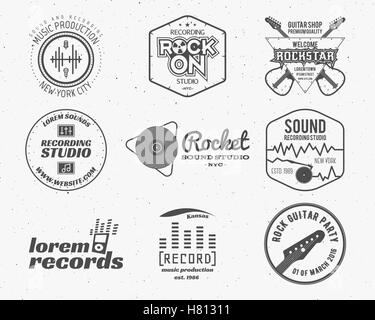 Ensemble de la production musicale de scénario,logo autocollant, étiquette, de l'emblème ou le logo d'impression, avec des éléments - guitare, studio de prise de son, t-shirt, la production sonore. Radio Podcast et d'insignes, typographie design. Illustration de Vecteur