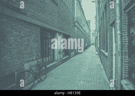 Une petite ruelle avec un vélo à Amsterdam, Pays-Bas Banque D'Images