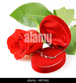 Fleurs et cadeaux pour la Saint Valentin. Roses, des chocolats et des bijoux Banque D'Images