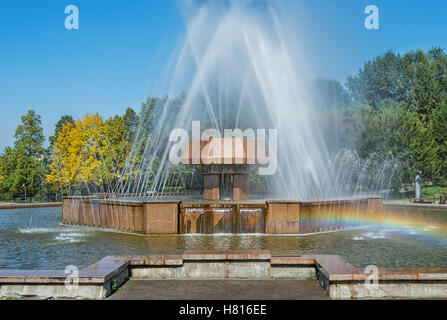 Place de la République Parc, pulvérisation d'eau de fontaine, Almaty, Kazakhstan, en Asie centrale Banque D'Images