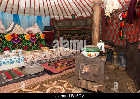 Set de table pour les invités dans une yourte, Ile-Alatau Parc National, Assy Plateau, Almaty, Kazakhstan, en Asie centrale Banque D'Images
