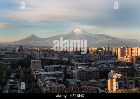 Le mont Ararat et Erevan vue de Cascade au lever du soleil, Erevan, Arménie, Moyen-Orient, Asie Banque D'Images