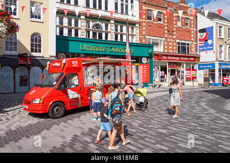 Ice cream van sur place du marché de Kingston upon Thames, Angleterre Royaume-Uni UK Banque D'Images