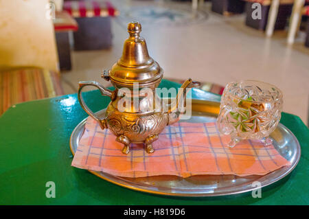 L'arabe traditionnel thé à la menthe et pignons, Bizerte, Tunisie. Banque D'Images