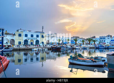 La romantique promenade autour du port avec une vue panoramique sur le coucher du soleil Banque D'Images