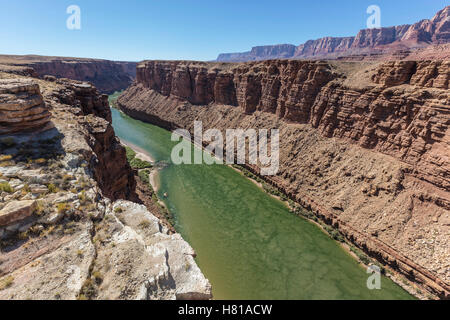 La Rivière Colorado s'écoule vers le Parc National du Grand Canyon près de Marble Canyon dans l'Arizona du Nord. Banque D'Images