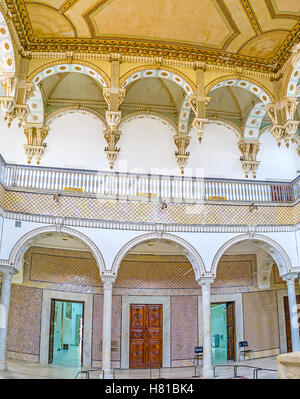 La salle de Carthage Musée national du Bardo décorées de carreaux émaillés et fretwork, piliers, Tunis Banque D'Images