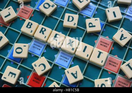 SCRABBLE Jeu de mots orthographe lettres 'BREXIT' RE BREXIT DE QUITTER L'UNION EUROPÉENNE vote référendaire, INVOQUER L'ARTICLE 5O UK Banque D'Images