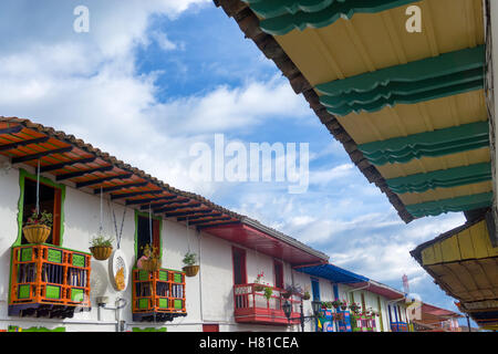 Rangées de balcons colorés dans l'historique ville coloniale de Salento, Colombie Banque D'Images