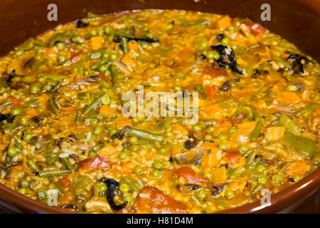 Close Up of Colorful et fraîche paella végétarienne plat de riz espagnol Banque D'Images