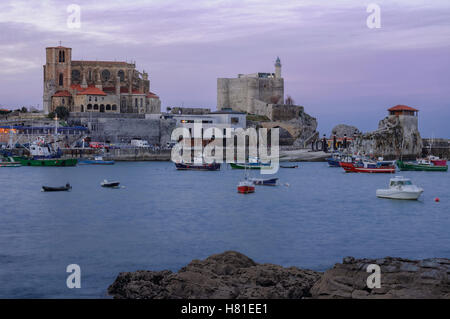 L'église gothique de Santa Maria et château phare dans le port de Castro Urdiales, Cantabrie, au nord de l'Espagne, l'Europe. Banque D'Images