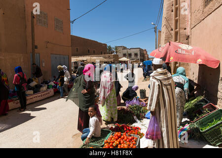 Maroc,Tinejdad,Vallée de Todra,Ksar El Khorbat,un Ksar est un village entouré de murs, faites de terre, avec un ou plusieurs monuments Banque D'Images