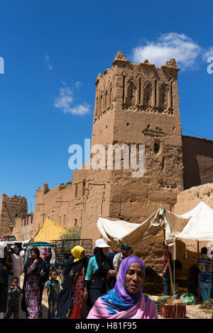 Maroc,Tinejdad,Vallée de Todra,Ksar El Khorbat,un Ksar est un village entouré de murs, faites de terre Banque D'Images