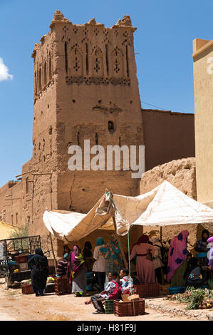 Maroc,Tinejdad,Vallée de Todra,Ksar El Khorbat,un Ksar est un village entouré de murs, faites de terre, avec un ou plusieurs monuments Banque D'Images