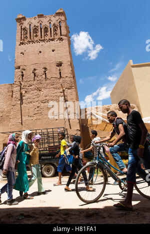 Maroc,Tinejdad,Todra Valley,Ksar El Khorbat,un Ksar est un village entouré de murs, fait de terre, avec un ou plusieurs monumentaux, personnes dans la rue Banque D'Images