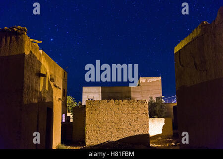 Maroc,Tinejdad,Vallée de Todra,Ksar El Khorbat, nuit étoilée, un Ksar est un village entouré de murs, faites de terre, Banque D'Images