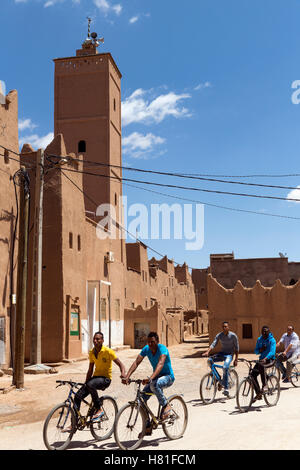 Maroc,Tinejdad,Vallée de Todra,Ksar El Khorbat,un Ksar est un village entouré de murs, faites de terre, avec un ou plusieurs monuments Banque D'Images