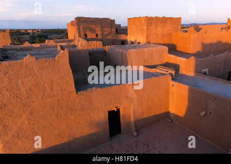 Maroc,Tinejdad,Vallée de Todra,Ksar El Khorbat,un Ksar est un village entouré de murs, faites de terre, Banque D'Images