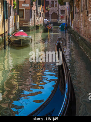 Venise, Venise, Vénétie, province de l'Italie. Gondolo balade à travers l'un des petits canaux. Banque D'Images