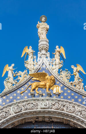 Venise, Venise, Vénétie, province de l'Italie. Statue de Saint Marc, le saint patron de Venise, entouré d'anges. Banque D'Images