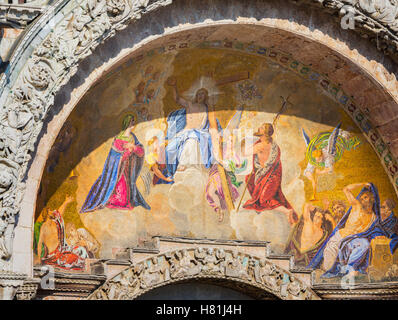 Venise, Venise, Vénétie, province de l'Italie. La mosaïque du Jugement dernier au-dessus de l'entrée principale de la Basilique Saint Marc. Banque D'Images