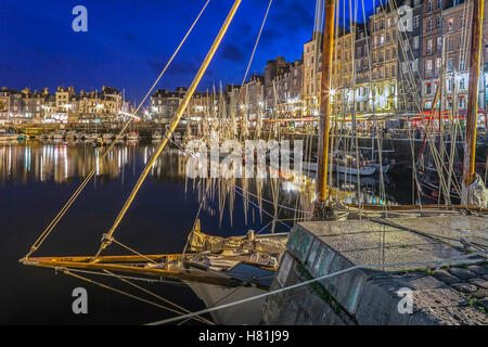 Honfleur, nuit Panorama depuis le vieux port, ville médiévale, Normandie Banque D'Images