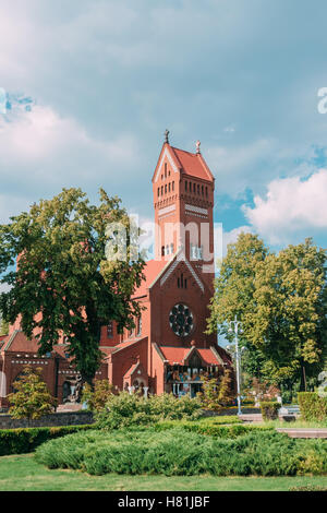 Minsk, Belarus. Le point de vue de l'Église catholique romaine des Saints Simon et Helena ou Eglise Rouge, façade principale entre dans Green Park Summ Banque D'Images