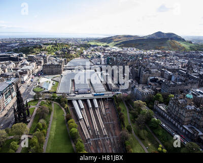 La ville d'Edinburgh Waverley historique Gare Rail way sur journée ensoleillée Vue aérienne 2 Banque D'Images