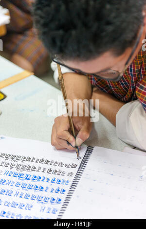 L'Institut de Zorig Chusum (arts traditionnels) est l'endroit où les étudiants apprennent les treize métiers traditionnels du Bhoutan. Banque D'Images