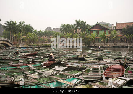 Bateaux dans Tam Coc wharf, province de Ninh Binh, Vietnam. Banque D'Images