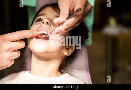 Voir à petite fille chez le dentiste checkup Banque D'Images