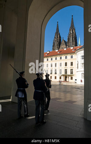 La Garde présidentielle est retournée dans les casernes du château de Prague, sur la colline du château, à Prague, en République tchèque. En arrière-plan est Banque D'Images