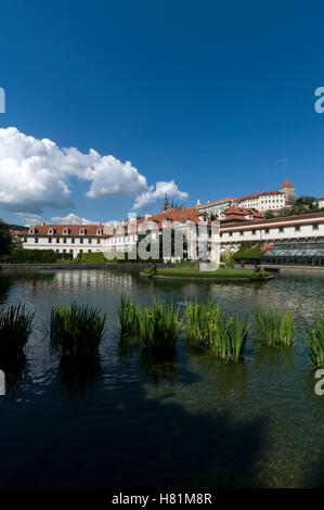 Un grand lac rempli de poissons et des jardins au Wallenstein Palace.Le Palais est le Parlement et le Sénat tchèques à Malá Strana, Prag Banque D'Images