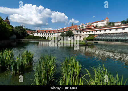 Un grand lac rempli de poissons dans les jardins de Wallenstein et un palais dans le quartier du château de Prague, République tchèque. Wallenstein Palace est Banque D'Images