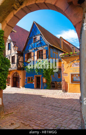 Restaurant typique à Riquewihr, Alsace, Haut-Rhin, France, Europe Banque D'Images