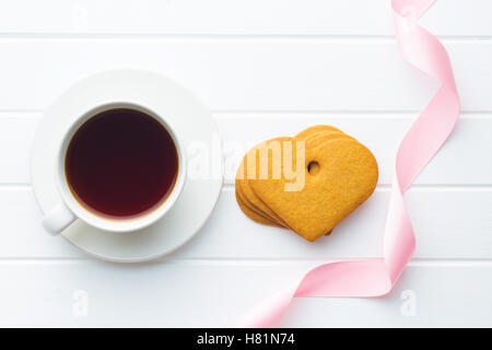 Coeurs d'épice et tasse de café sur le tableau blanc. Vue d'en haut. Banque D'Images