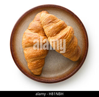 De savoureux croissants au beurre sur la plaque. Isolé sur fond blanc. Banque D'Images