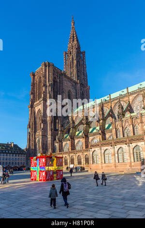 La Cathédrale Notre Dame, dans Cristmastime Strasbourg, route des vins, Alsace France Europe Banque D'Images