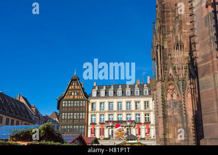 La Maison Kammerzell, la cathédrale de la plaza, les plus célèbres bâtiments de Strasbourg dans l'approche de Noël, Strasbourg, route des vins. Banque D'Images