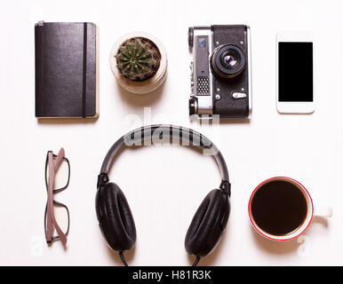 Set,collage d'hommes, des accessoires féminins.Collage de hommes, femmes accessoires sur fond blanc. Casque,téléphone,vin de l'appareil photo Banque D'Images