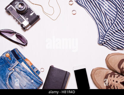 Collage de femmes, hommes, vêtements accessoires.jeans, T-shirt, lunettes de soleil, appareil photo, téléphone, vintage sneakers sur fond blanc Banque D'Images