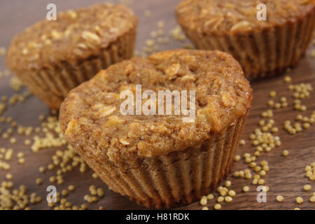 Muffins frais avec le millet, l'avoine, flocons de gruau et cannelle cuit apple avec farine complète, concept de délicieux, Banque D'Images